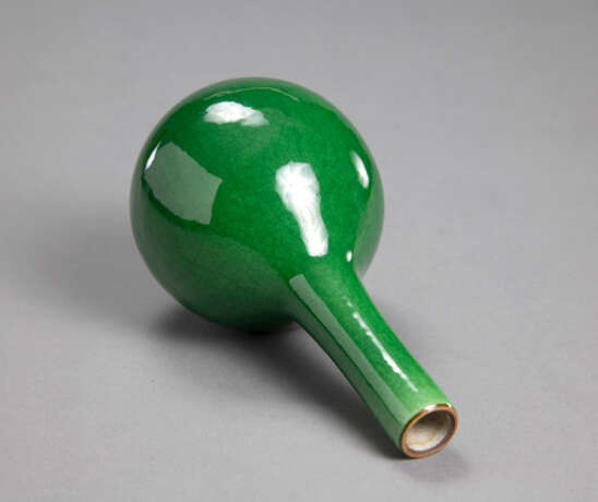 Kleine grün glasierte Porzellan-Flaschenvase mit feinem Krakelee - фото 3
