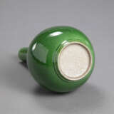 Kleine grün glasierte Porzellan-Flaschenvase mit feinem Krakelee - фото 4