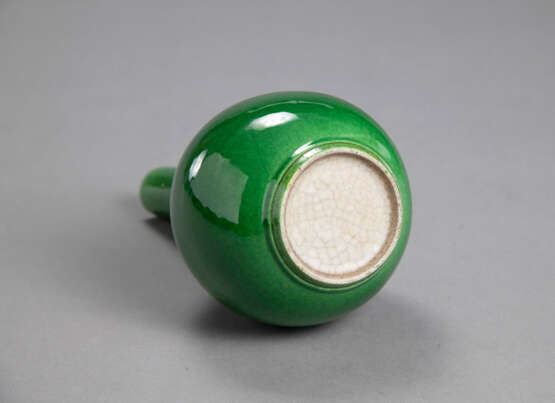 Kleine grün glasierte Porzellan-Flaschenvase mit feinem Krakelee - Foto 4