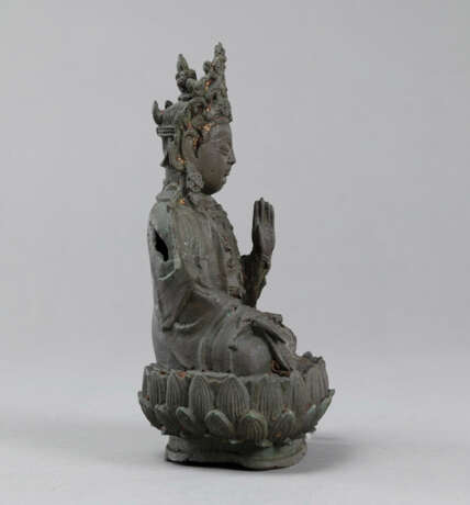 Bronzefigur des sitzenden bekrönten Guanyin - photo 2