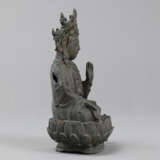 Bronzefigur des sitzenden bekrönten Guanyin - фото 2