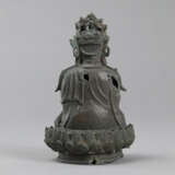 Bronzefigur des sitzenden bekrönten Guanyin - photo 3