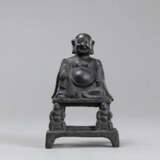 Sitzender Budai aus Bronze auf einem hohem Podest - фото 1