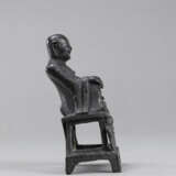 Sitzender Budai aus Bronze auf einem hohem Podest - Foto 12