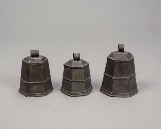 Drei hexagonale Glocken aus Bronze - фото 2