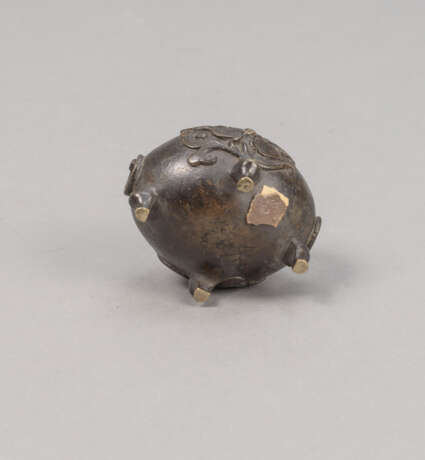 Kleines vierbeiniges Salzgefäß aus Bronze - photo 4