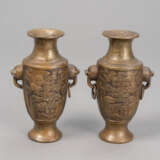 Paar Bronzevasen mit 'Shou'-Zeichen in Relief - photo 1