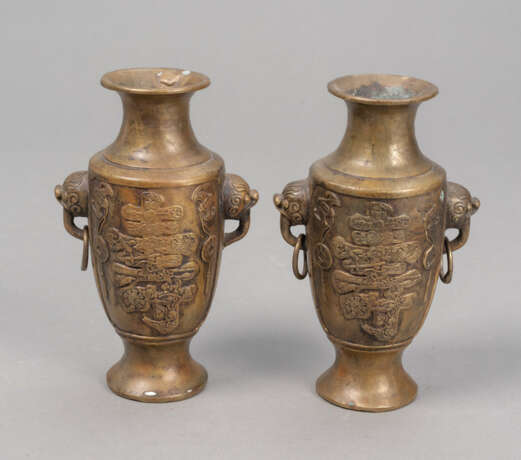 Paar Bronzevasen mit 'Shou'-Zeichen in Relief - фото 2