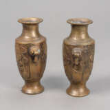 Paar Bronzevasen mit 'Shou'-Zeichen in Relief - photo 3