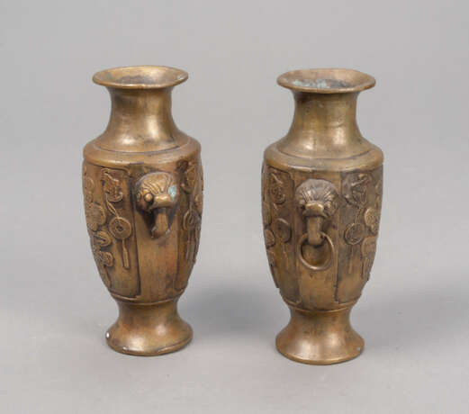 Paar Bronzevasen mit 'Shou'-Zeichen in Relief - photo 3