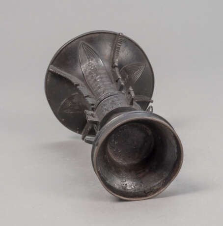 'Gu'-Förmige Vase aus Bronze mit archaistischem Dekor - photo 4