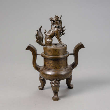Dreibeiniger Weihrauchbrenner aus Bronze mit Qilin als Handhabe des Deckels - фото 1
