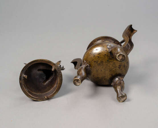 Dreibeiniger Weihrauchbrenner aus Bronze mit Qilin als Handhabe des Deckels - фото 3