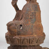 Große Eisenfigur des Buddha auf einem Lotossockel - фото 3