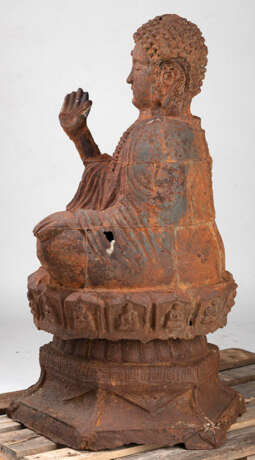 Große Eisenfigur des Buddha auf einem Lotossockel - фото 3