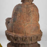 Große Eisenfigur des Buddha auf einem Lotossockel - фото 4
