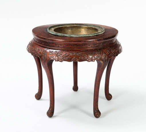 Runder Holztisch mit Drachendekor in Relief und eingelassenem Becken - фото 2