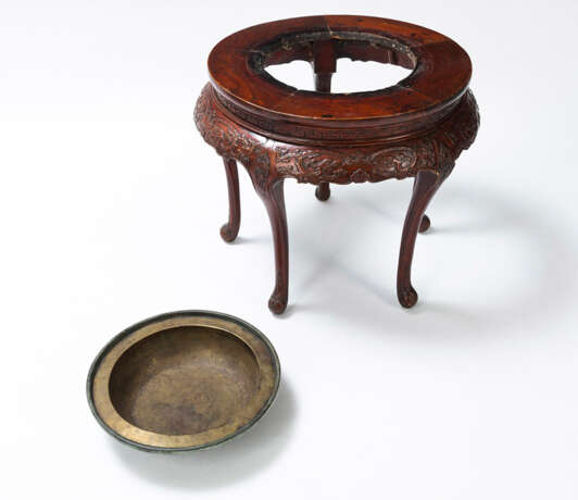 Runder Holztisch mit Drachendekor in Relief und eingelassenem Becken - Foto 4