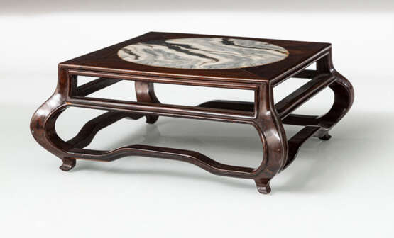 Flacher Tisch aus Holz mit eingelegter, runder Marmorplatte - photo 4