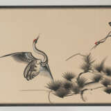 Zwei Malereien auf Papier: Kraniche über einer Kiefer bzw. Ente im Wasser unter Bambus und blühendem Pfirsichbaum - Foto 2