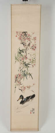 Zwei Malereien auf Papier: Kraniche über einer Kiefer bzw. Ente im Wasser unter Bambus und blühendem Pfirsichbaum - Foto 3