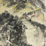 Malerei einer Berglandschaft in Longxi-Dorf, Tusche und Farben auf Papier, als Hängerolle montiert - photo 1