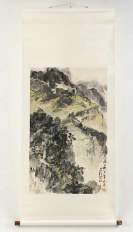 Malerei einer Berglandschaft in Longxi-Dorf, Tusche und Farben auf Papier, als Hängerolle montiert - Foto 2