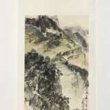 Malerei einer Berglandschaft in Longxi-Dorf, Tusche und Farben auf Papier, als Hängerolle montiert - photo 2