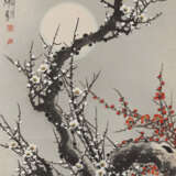 Malerei mit Pflaumenblüten im Schnee bei Vollmond, Tusche und Farben auf Papier, als Hängerolle montiert - Foto 1