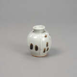 Kleine 'Qingbai'-Vase mit Eisenflecken - фото 1