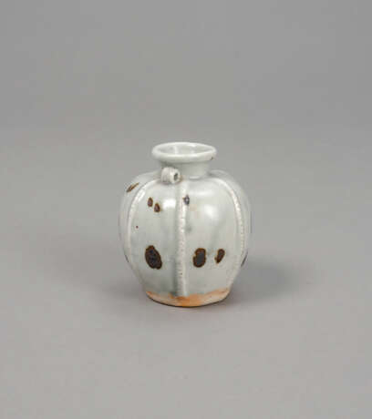 Kleine 'Qingbai'-Vase mit Eisenflecken - photo 2