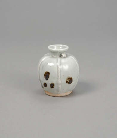Kleine 'Qingbai'-Vase mit Eisenflecken - Foto 3