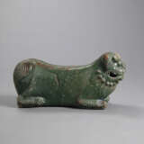 Grün glasierte Nackenstütze aus Keramik in Form eines liegenden Löwen - фото 2