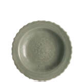 Blütenförmiger Teller mit Seladonglasur und Lotosdekor - photo 1