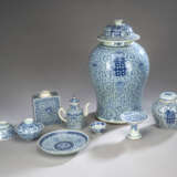 Neun unterglasurblau dekorierte Porzellane mit floralem Rankwerk, Blüten und teils mit Shou-Charakter, u.a. Vasen und Schalen - фото 1