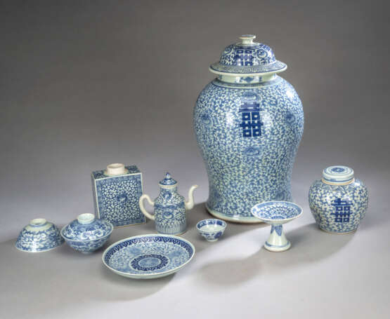 Neun unterglasurblau dekorierte Porzellane mit floralem Rankwerk, Blüten und teils mit Shou-Charakter, u.a. Vasen und Schalen - фото 1
