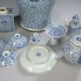 Neun unterglasurblau dekorierte Porzellane mit floralem Rankwerk, Blüten und teils mit Shou-Charakter, u.a. Vasen und Schalen - фото 2
