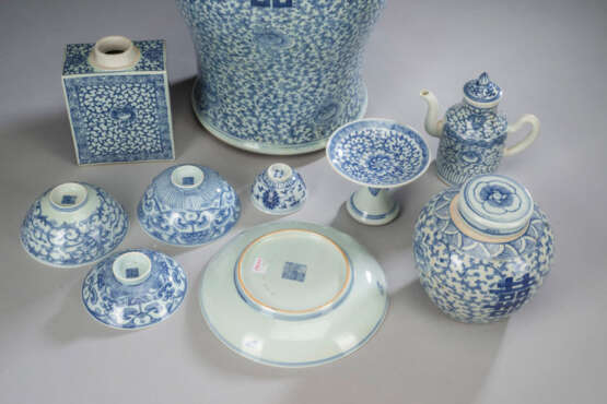 Neun unterglasurblau dekorierte Porzellane mit floralem Rankwerk, Blüten und teils mit Shou-Charakter, u.a. Vasen und Schalen - photo 2