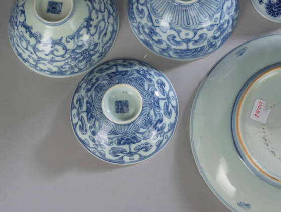 Neun unterglasurblau dekorierte Porzellane mit floralem Rankwerk, Blüten und teils mit Shou-Charakter, u.a. Vasen und Schalen - Foto 3
