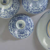 Neun unterglasurblau dekorierte Porzellane mit floralem Rankwerk, Blüten und teils mit Shou-Charakter, u.a. Vasen und Schalen - фото 3