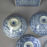Neun unterglasurblau dekorierte Porzellane mit floralem Rankwerk, Blüten und teils mit Shou-Charakter, u.a. Vasen und Schalen - photo 4