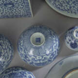 Neun unterglasurblau dekorierte Porzellane mit floralem Rankwerk, Blüten und teils mit Shou-Charakter, u.a. Vasen und Schalen - photo 5