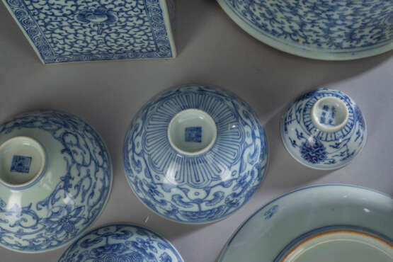 Neun unterglasurblau dekorierte Porzellane mit floralem Rankwerk, Blüten und teils mit Shou-Charakter, u.a. Vasen und Schalen - photo 5