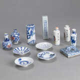 Gruppe von blau-weiß und 'Famille rose'-dekorierten Miniaturvasen, -Schalen und -Snuffbottles - photo 2