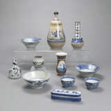 Gruppe von elf blau-weiß dekorierten Porzellanschalen und -Vasen - Foto 1