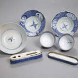 Gruppe von elf blau-weiß dekorierten Porzellanschalen und -Vasen - Foto 3