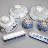 Gruppe von elf blau-weiß dekorierten Porzellanschalen und -Vasen - Foto 4