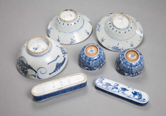 Gruppe von elf blau-weiß dekorierten Porzellanschalen und -Vasen - photo 4