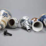 Gruppe von elf blau-weiß dekorierten Porzellanschalen und -Vasen - Foto 5