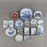 Gruppe von elf blau-weiß dekorierten Porzellantellern und -Schalen, dazu vier kleine Kacheln - Foto 1